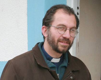 Gustavo Carrara. Buenos Aires. Puesto actual: Es el párroco de Santa María Madre del Pueblo, de la villa 1-11-14, de Flores. En 2011 había sido designado vicario para las villas porte?as. En 1998 fue ordenado sacerdote por el entonces cardenal Jorge Bergoglio