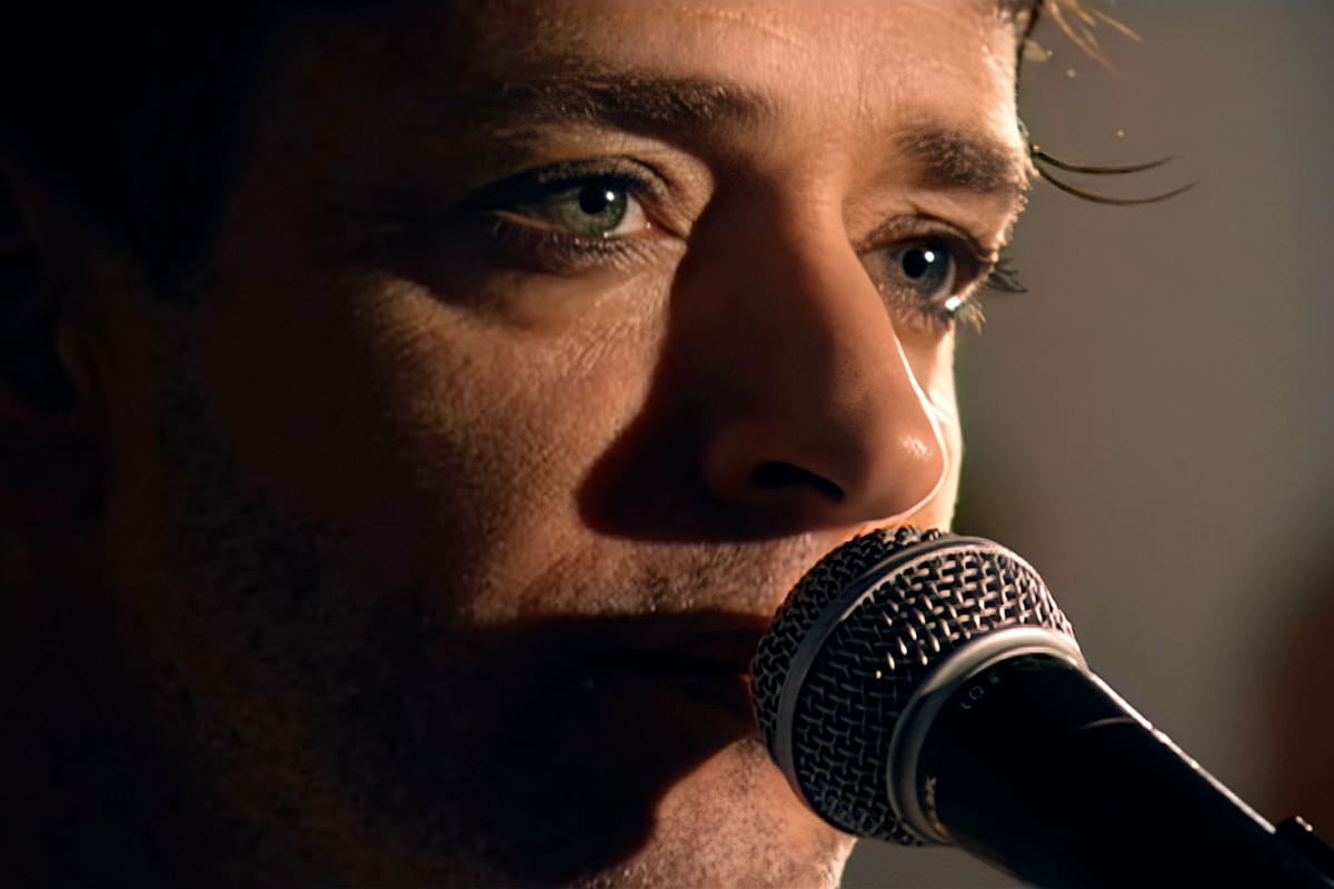 Gustavo Cerati en una imagen capturada del video de "No te creo", filmado en Unísono, su estudio