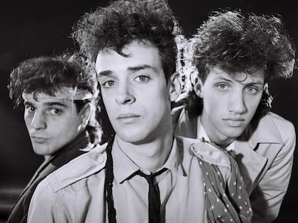 Gustavo Cerati junto a Héctor “Zeta” Bosio y Charly Alberti, los integrantes de Soda Stereo