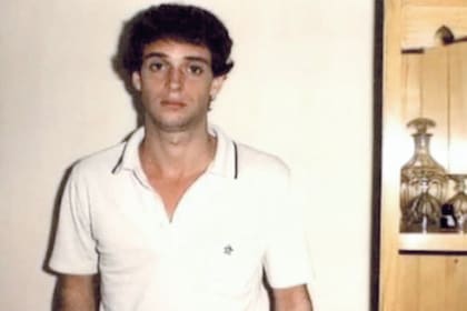 Gustavo compuso sus primeras canciones para el coro de la iglesia del colegio San Roque. También formaba parte de Acción Católica