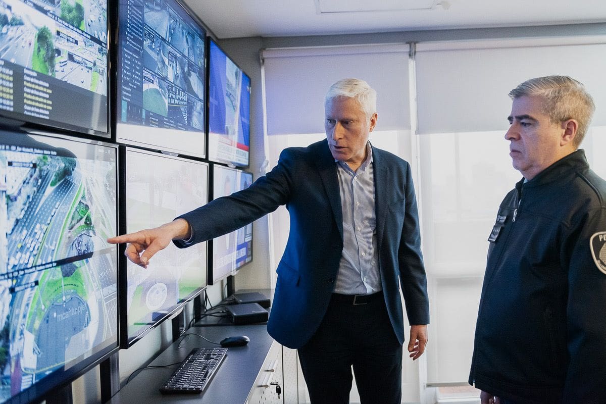 Gustavo Coria visitó el centro de monitoreo urbano y dialogó con el jefe de la Policía de la Ciudad