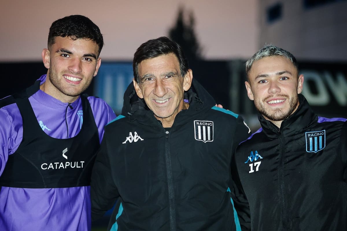 Gustavo Costas con dos de los refuerzos de Racing para este semestre: Elías Torres y Tomás Conechny