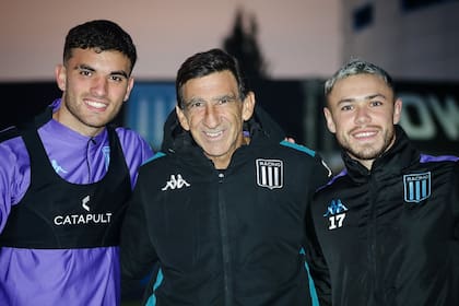 Gustavo Costas con dos de los refuerzos de Racing para este semestre: Elías Torres y Tomás Conechny