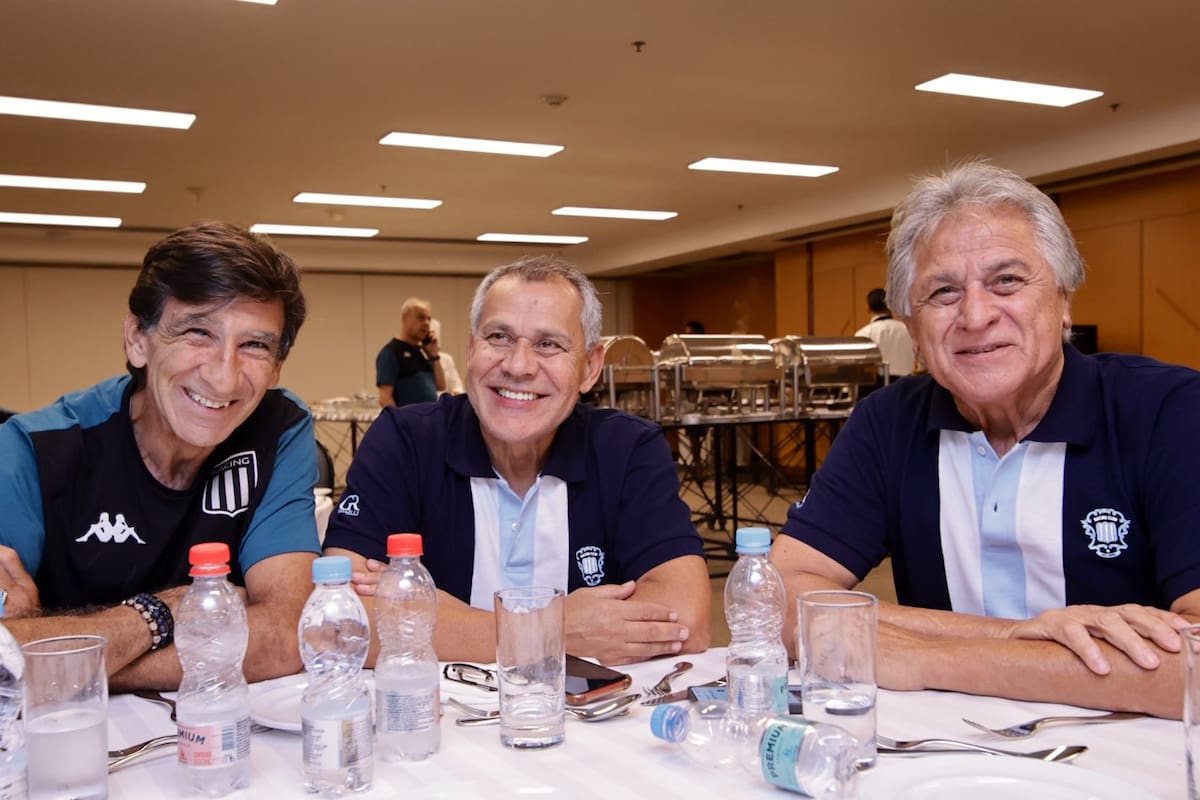 Gustavo Costas, con dos excompañeros de aquel Racing campeón de la Supercopa 88: Rubén Paz y Ubaldo Fillol