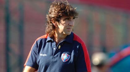 Gustavo Costas, con los colores de Cerro Porteño, de Paraguay