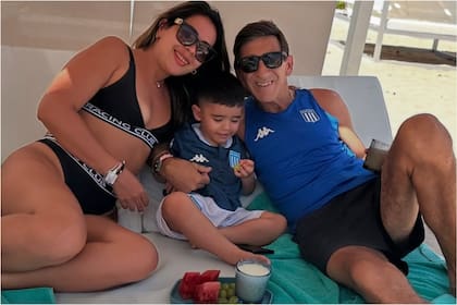 Gustavo Costas de vacaciones junto a su esposa e hijo