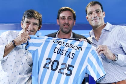 Gustavo Costas, Diego Milito y Sebastián Saja al presentar la extensión del contrato, a fines del año pasado; ahora el presidente y el director Racing proponen al entrenador seguir hasta diciembre de 2028.
