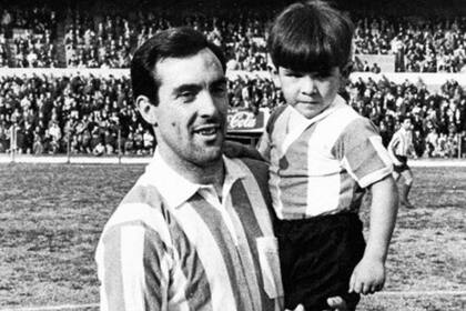 Gustavo Costas en brazos de Juan Carlos Rulli, cuando era un niño e ingresaba con el equipo a la cancha