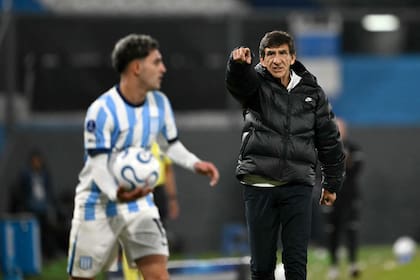Gustavo Costas, en un partido de la Copa Sudamericana, trofeo que logró para la Academia; los malos resultados del último tiempo precipitaron su salida
