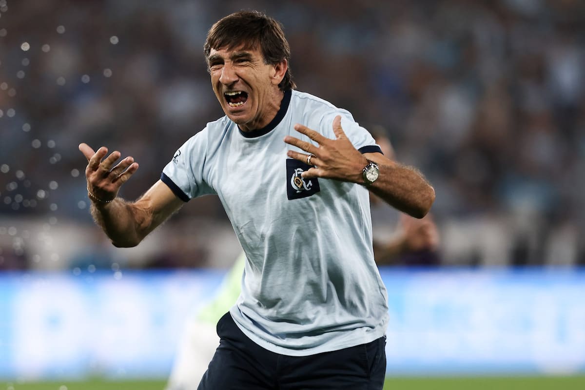 Gustavo Costas festeja con furia el 3-2 agónico de Racing ante River, en el Cilindro, por los octavos de final del torneo Clausura