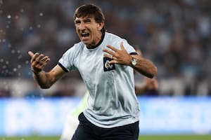 Gustavo Costas festeja con furia el 3-2 agónico de Racing ante River, en el Cilindro, por los octavos de final del torneo Clausura