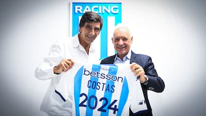 Gustavo Costas fue presentado el lunes 18 de diciembre de 2023 como DT de Racing; en la imagen, junto al presidente Víctor Blanco