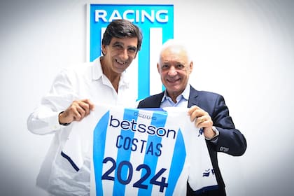 Gustavo Costas fue presentado en Racing el 18 de diciembre de 2023 por el presidente Víctor Blanco, que ahora duda de continuar con el entrenador.