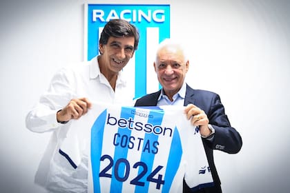 Gustavo Costas fue presentado este lunes 18 de diciembre de 2023 como DT de Racing; en la imagen, junto al presidente Víctor Blanco