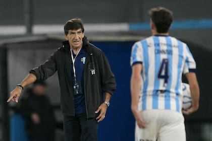 Gustavo Costas le da una indicación a Ezequiel Cannavo, apuntado internamente