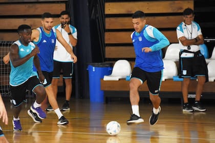 Gustavo Costas mira pensativo el entrenamiento de Racing; el DT quedó golpeado tras la eliminación de la Copa Argentina