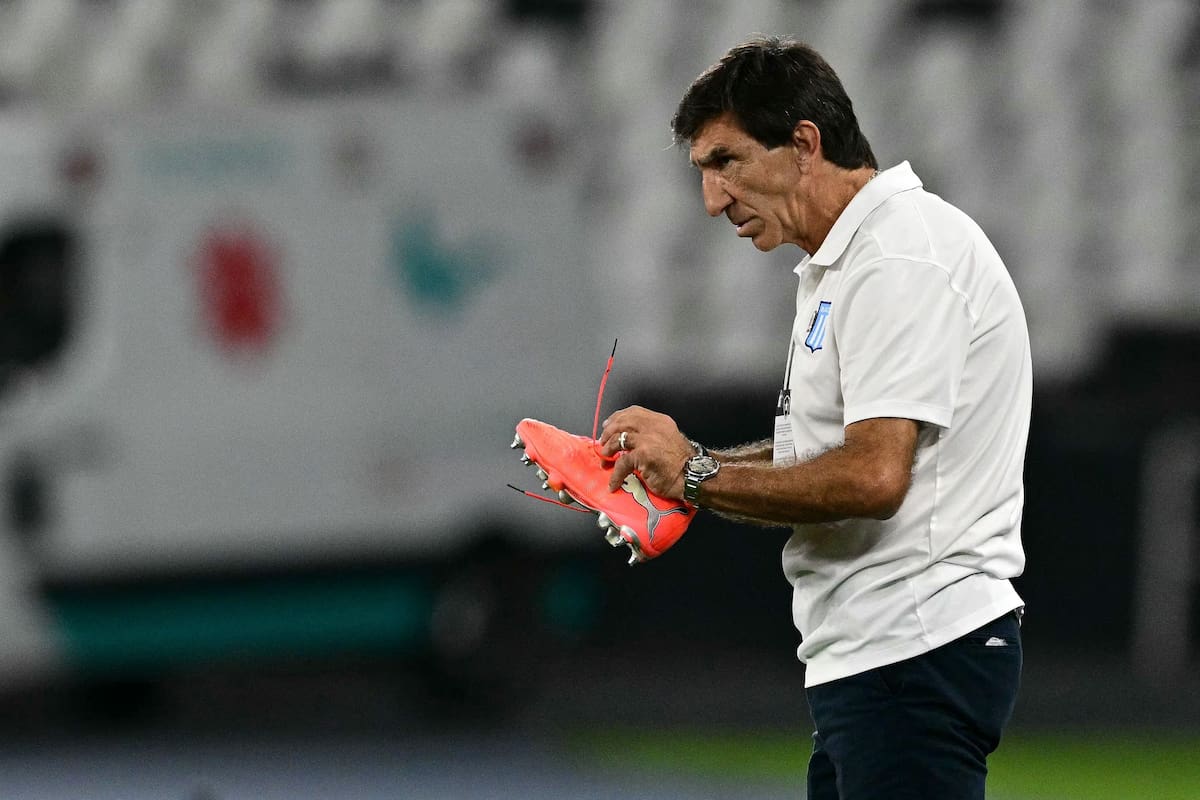 Gustavo Costas no le encuentra respuestas a este momento tan delicado de Racing. (Photo by Pablo PORCIUNCULA / AFP)
