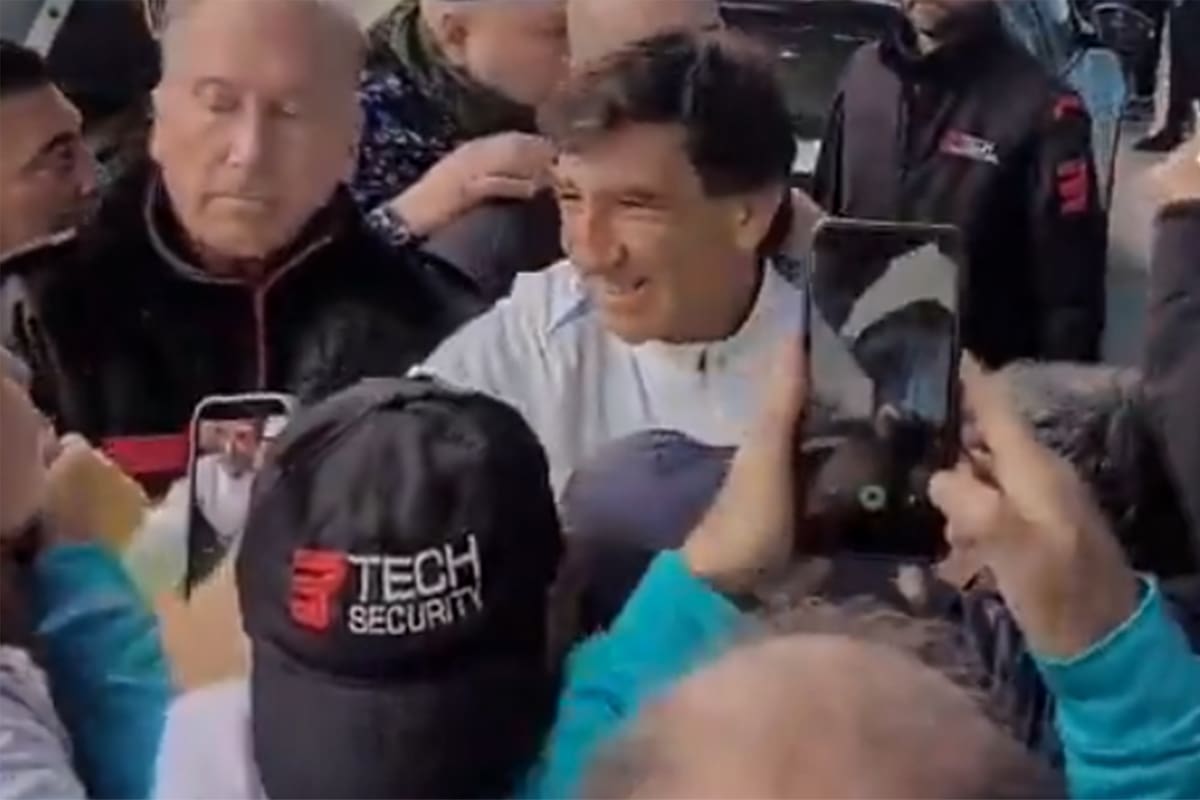 Gustavo Costas se retiró del entrenamiento, saludó a los hinchas y habló con los periodistas