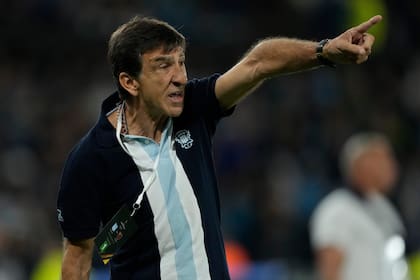 Gustavo Costas tiene contrato hasta fin de año con Racing y la intención del presidente Milito es que continúe