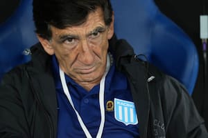 Gustavo Costas y un rostro que lo dice todo: está en un momento complejo por la realidad futbolística de Racing