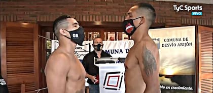 Gustavo Daniel Lemos frente a frente con Maximiliano Ricardo Verón, antes de la pelea que ganaría Lemos