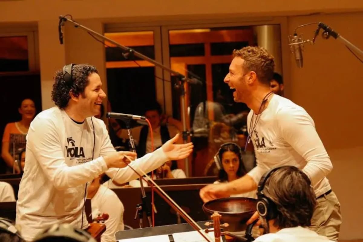 Gustavo Dudamel y Chris Martin durante los ensayos para la presentación de medio tiempo del Super Bowl de 2016