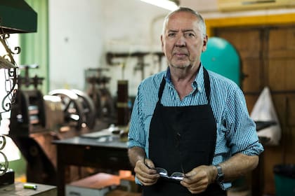 Gustavo “El Chavo" Stagnaro en su taller de Areco