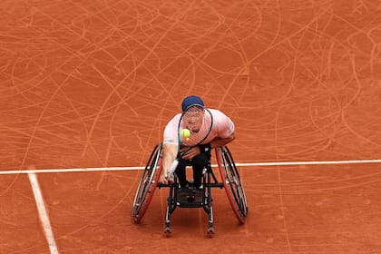 Gustavo Fernández y una imagen singular en el dobles adaptado de Roland Garros, en el court central