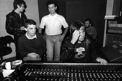 Gustavo Gauvry al frente de la grabación del primer álbum de Los Ratones Paranoicos, en su legendario estudio de Parque Leloir