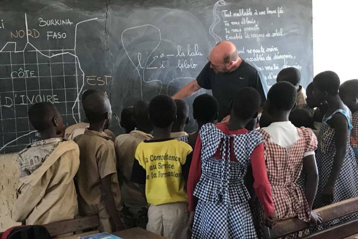 Gustavo Grobocopatel explica dónde está la Argentina en una escuela de África