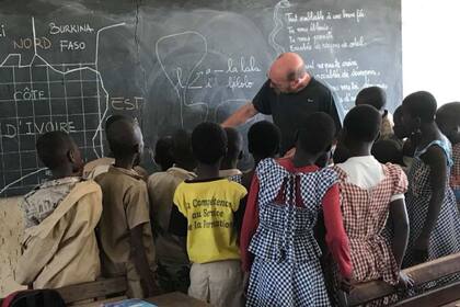 Gustavo Grobocopatel explica dónde está la Argentina en una escuela de África