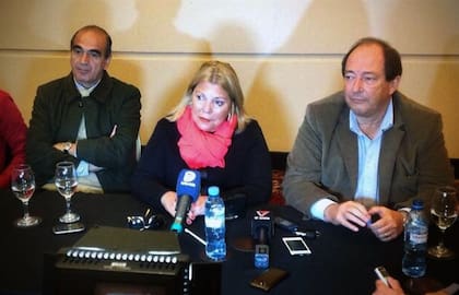 Gustavo Gutiérrez, Elisa Carrió y Ernesto Sanz, durante una presentación en Mendoza, el año pasado