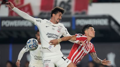 Gustavo Henrique lucha por la pelota con Joaquín Correa, que cerca del final fabricó una gran chance para Estudiantes de La Plata que salvó el arquero de Corinthians