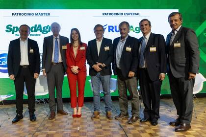 Gustavo Idígoras, coordinador técnico del
Consejo Agroindustrial Argentino (CAA); Guillermo Bernaudo, asesor de agro de Juntos para el Cambio (JXC), Jorgelina Traut, periodista especializada en agro; Juan José Bahillo, secretario de Agricultura; Ignacio Lartirigoyen, presidente de Lartirigoyen y Cia SA; Santiago Saenz Valiente, fundador de SSV y Asociados; Rodolfo de Felipe, presidente de LIDE Argentina, Grupo de Líderes Empresariales