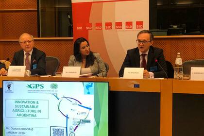 Gustavo Idígoras (derecha) en la presentación en Bruselas