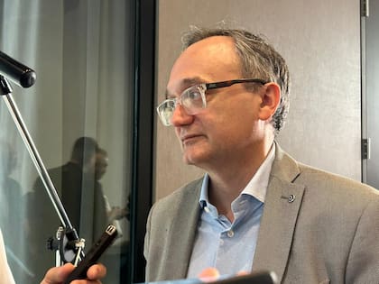 Gustavo Idígoras, mientras hablaba con los medios en el cierre de fin de año en la Bolsa de Cereales de Buenos Aires