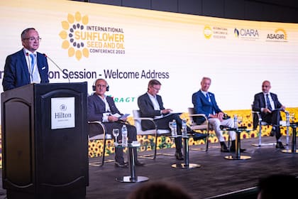 Gustavo Idígoras, presidente de Ciara-Cec, fue uno de los que abrió el congreso de aceite y semilla de girasol