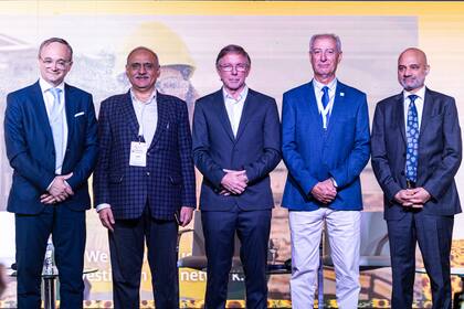 Gustavo Idígoras, presidente de Ciara-Cec; Sandeep Bajoria, presidente de la International Sunflower Oils Association(ISOA); Juan José Bahillo, secretario de Agricultura; Enrique Moro, presidente de Asagir y Dinesh Bhatia, embajador de India en la Argentina