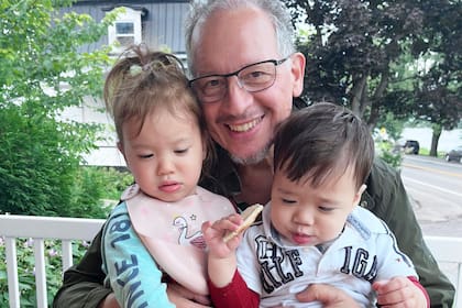 Gustavo, junto a sus nietos.
