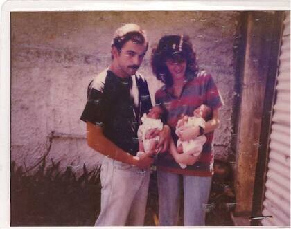 Gustavo, Laura y sus hijos gemelos