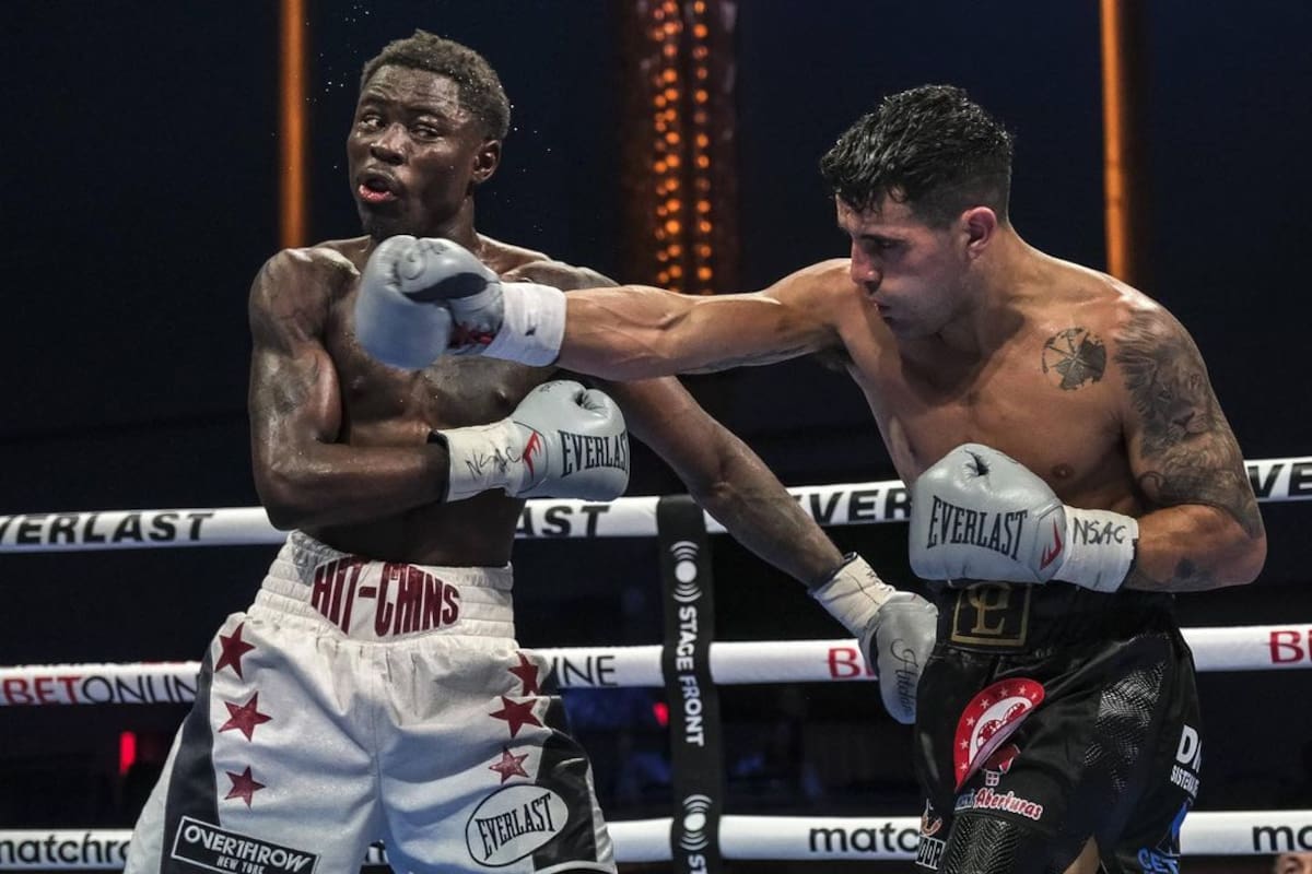 Gustavo Lemos conecta con una derecha a Richardson Hitchins, en Las Vegas; el argentino perdió en un fallo muy discutido