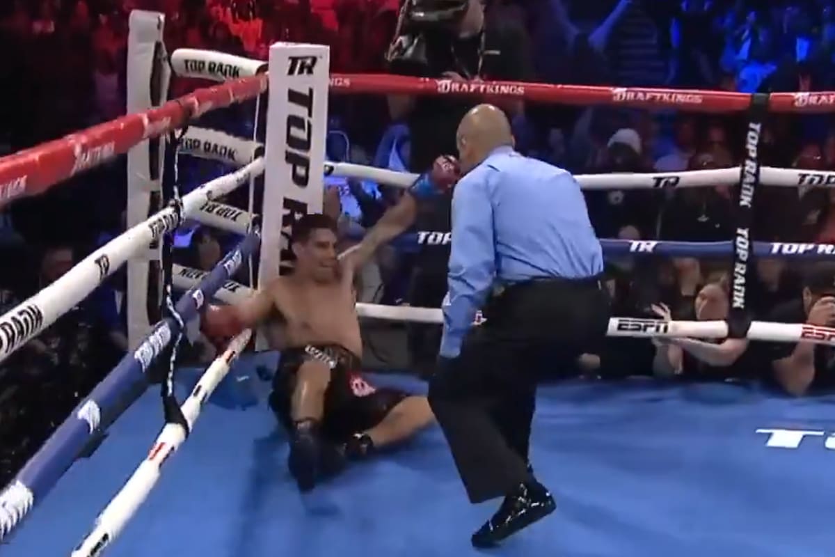 Gustavo Lemos recibe la cuenta del árbitro luego de la segunda de las tres caídas que le propinó Keyshawn Davis