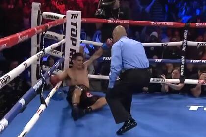 Gustavo Lemos recibe la cuenta del árbitro luego de la segunda de las tres caídas que le propinó Keyshawn Davis