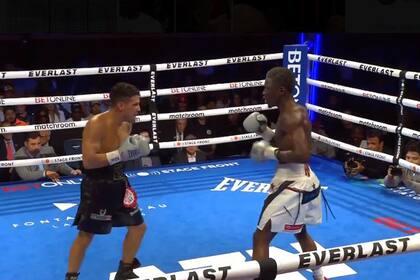 Gustavo Lemos y Richardson Hitchins, durante el combate