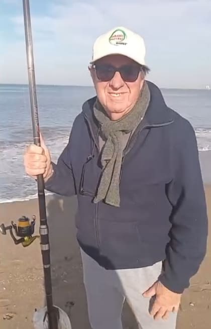 Gustavo logró saltar del barco a una roca, pero enseguida se lo llevó una ola mar adentro (Foto: paraisonaturaltv)