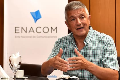Gustavo López, vicepresidente de Enacom, y el senador Oscar Parrilli criticaron a Cablevisión