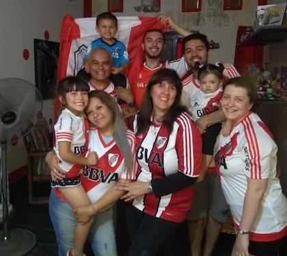 Gustavo, Lorena, los 3 hijos, nietos y nuera en el hogar familiar de Villa de Mayo, en la previa de la final de Madrid