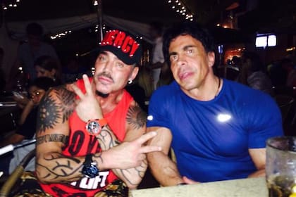 Gustavo Martinez junto a los Fort en twitter