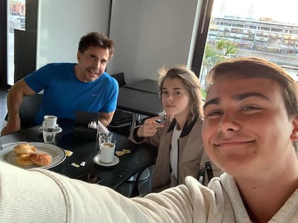 Gustavo Martínez junto a los Fort en una foto compartida en twitter
