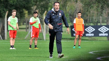 Gustavo Matosas espera por un triunfo ante Nacional de Potosí